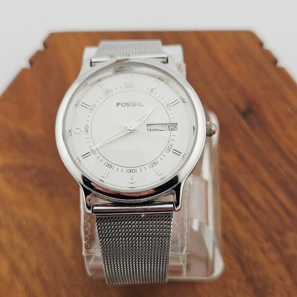 Fossil Women's Silver Tone Calendar Watch Micro Chain Mail Brand VT-2459 - Picture 1 of 6